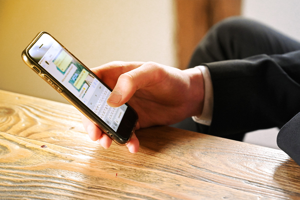 Pessoa a escrever uma mensagem no WhatsApp para pedir um orçamento à SH Soluções